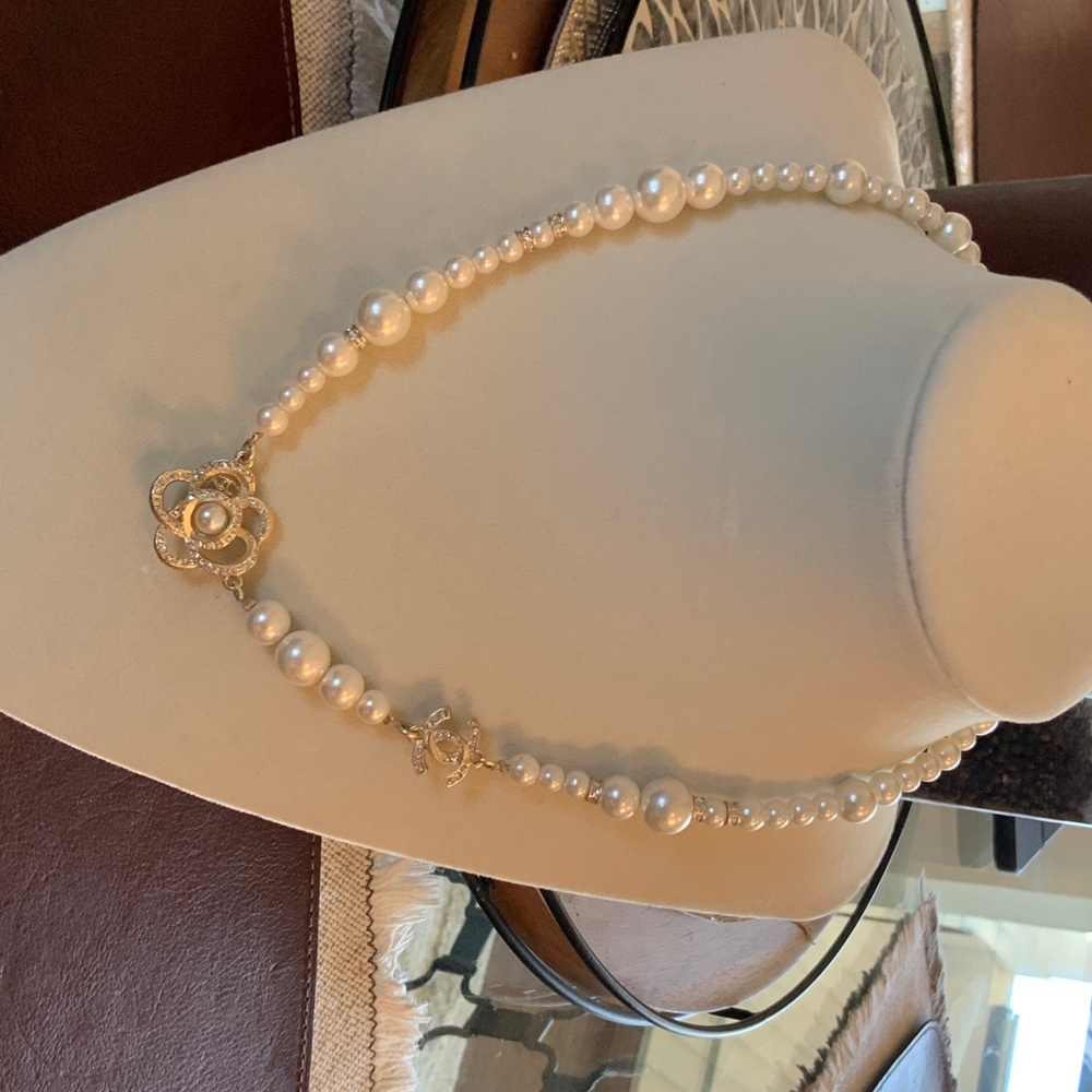 Elegant Pearl Necklace with Gold Accents